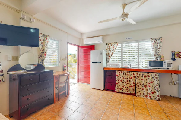 Cheerful, hotel-style studio w/ WiFi, picnic table, partial AC & bikes to use