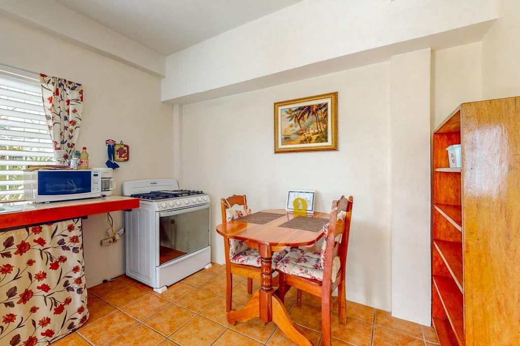Cheerful, hotel-style studio w/ WiFi, picnic table, partial AC & bikes to use
