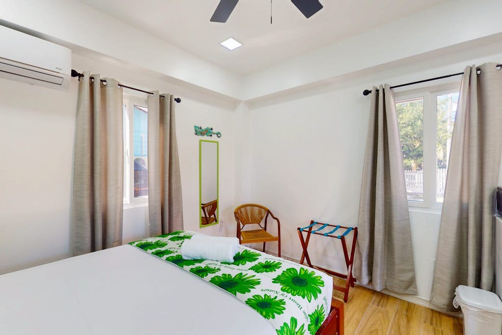 Charming island cabana with central AC, bikes & picnic area near beach