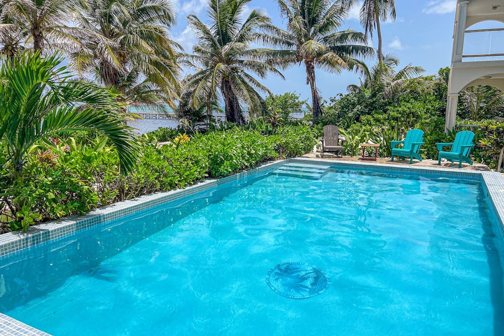 Colorful oceanfront condo with shared pool and jetted tub