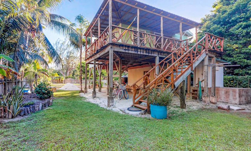Charming guesthouse with balcony, hammock, WiFi & partial AC - walk to the beach