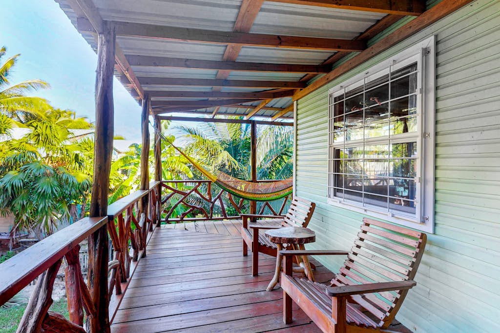 Charming guesthouse with balcony, hammock, WiFi & partial AC - walk to the beach