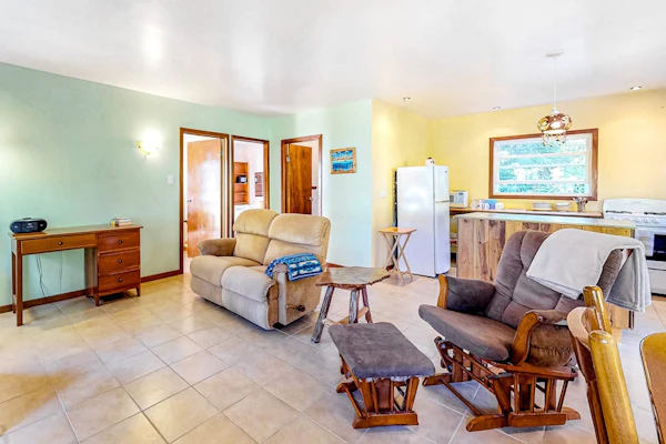 Charming guesthouse with balcony, hammock, WiFi & partial AC - walk to the beach