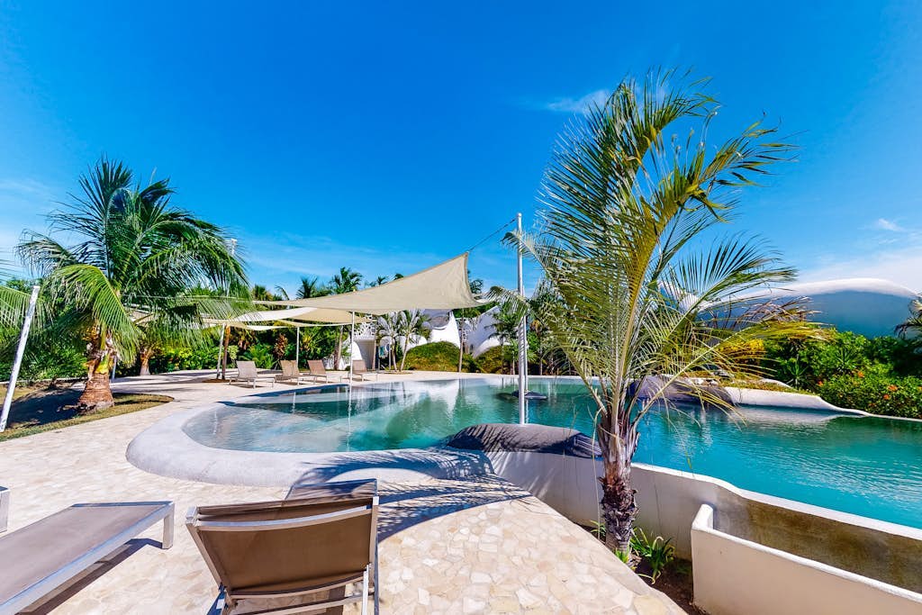 Seaside luxury suite with AC & pool