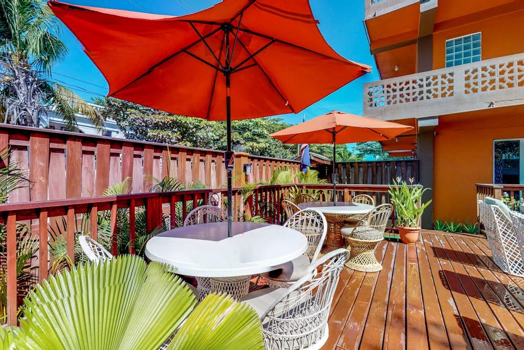 Air-conditioned suite with WiFi and a shared pool/terrace - walk to the beach
