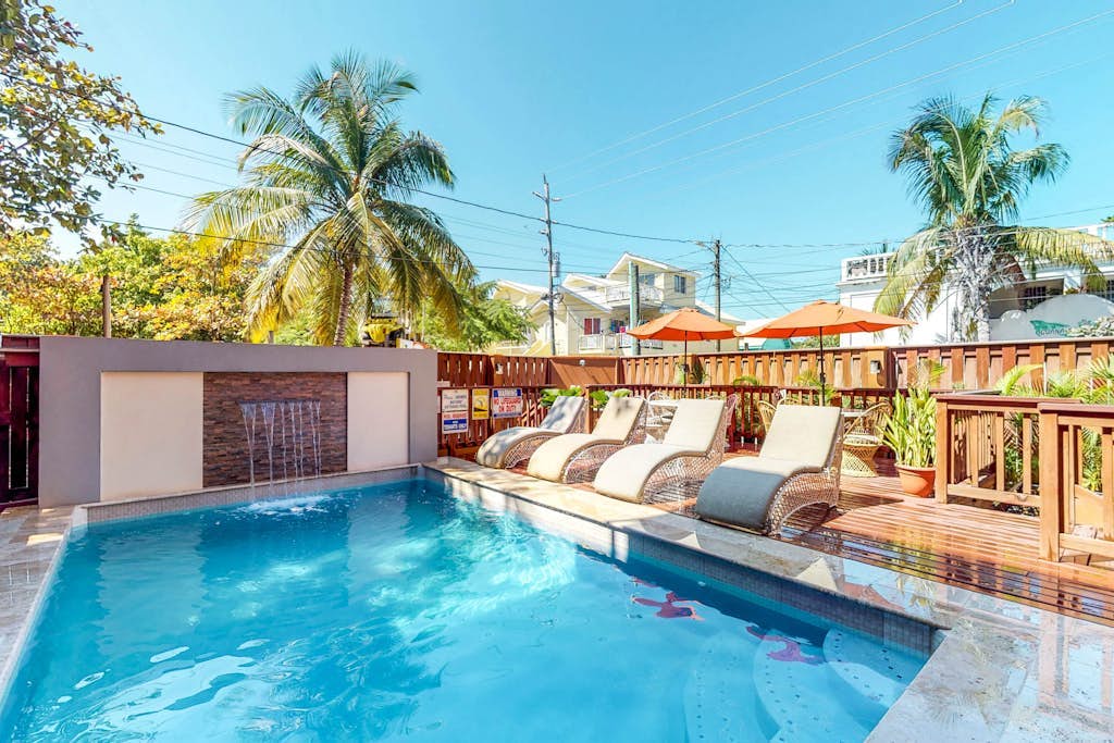 Air-conditioned suite with WiFi and a shared pool/terrace - walk to the beach