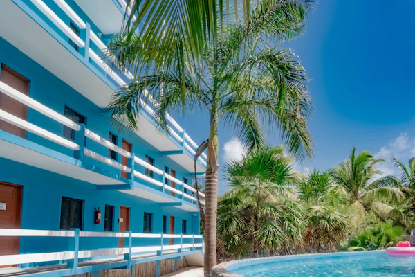 Island Paradise Suite with WiFi, Partial AC & Pool, Rooftop Patio & BBQ Area