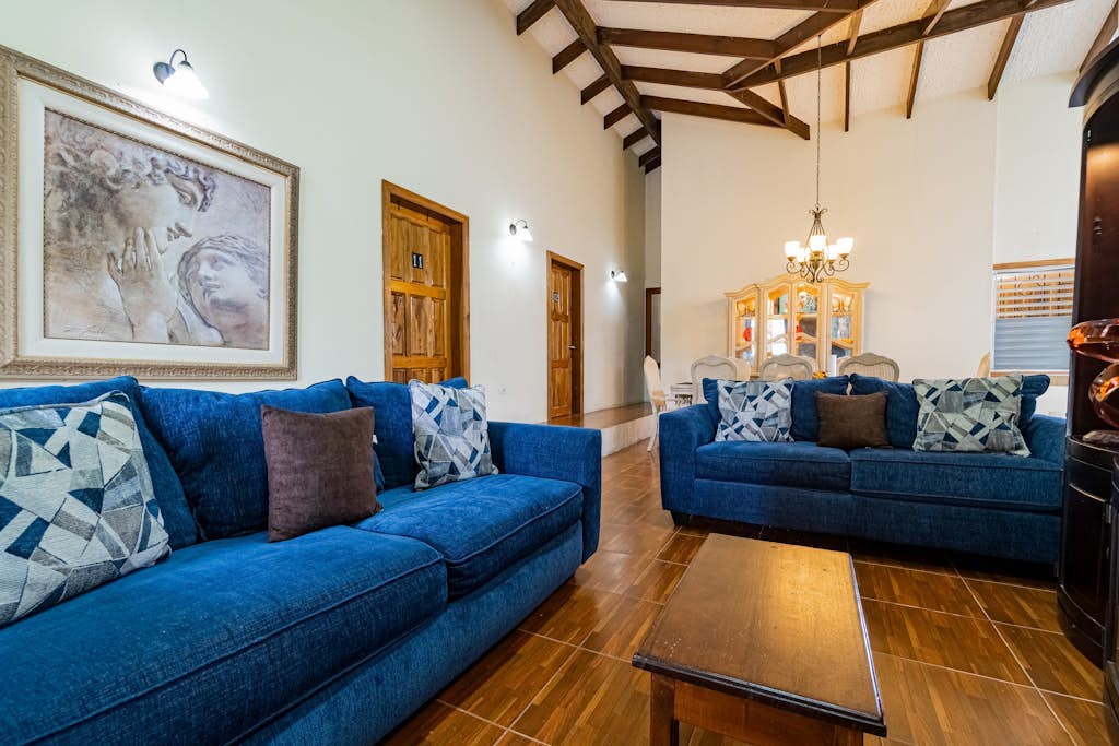 Tranquil single-level retreat with lush patio, hammock, & high-speed WiFi