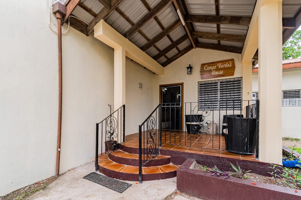 Tranquil single-level retreat with lush patio, hammock, & high-speed WiFi