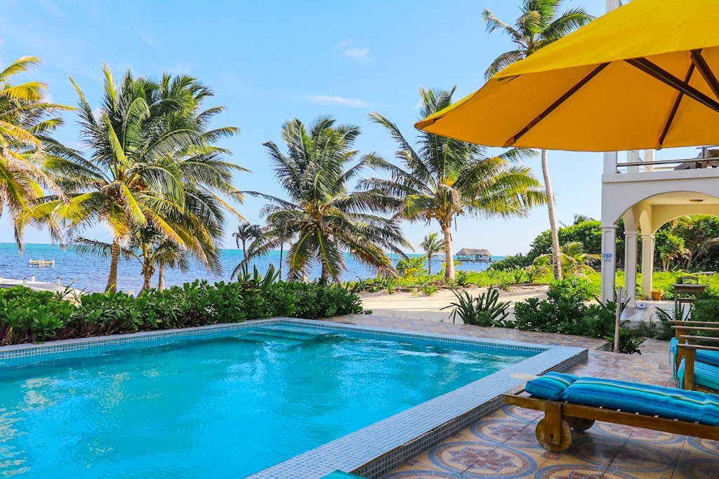 Oceanfront apartment on the beach with great ocean views, pool, WiFi & AC