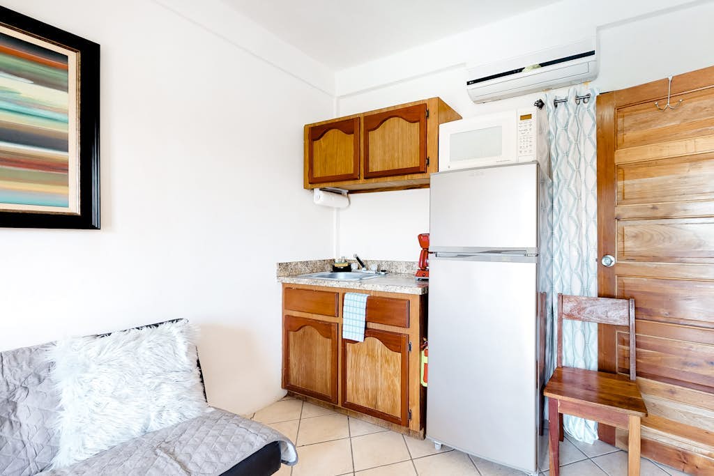Charming Suite with WiFi, AC, Shared Pool, Grill Area & Rooftop Deck