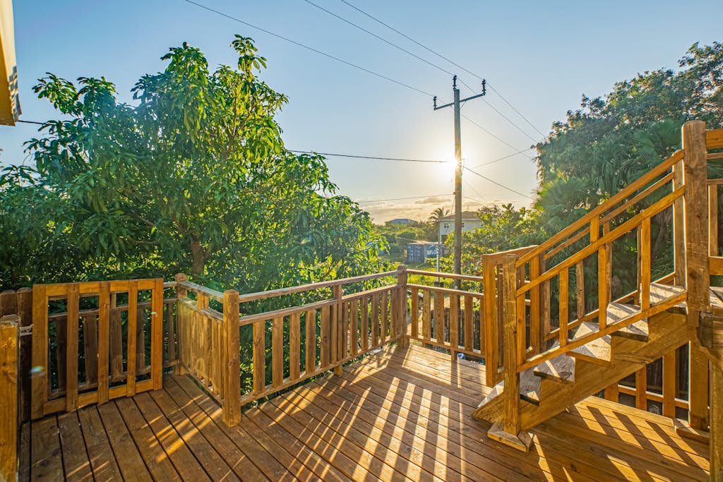 Tropical oasis with pool, large deck, modern amenities & perfect for unwinding