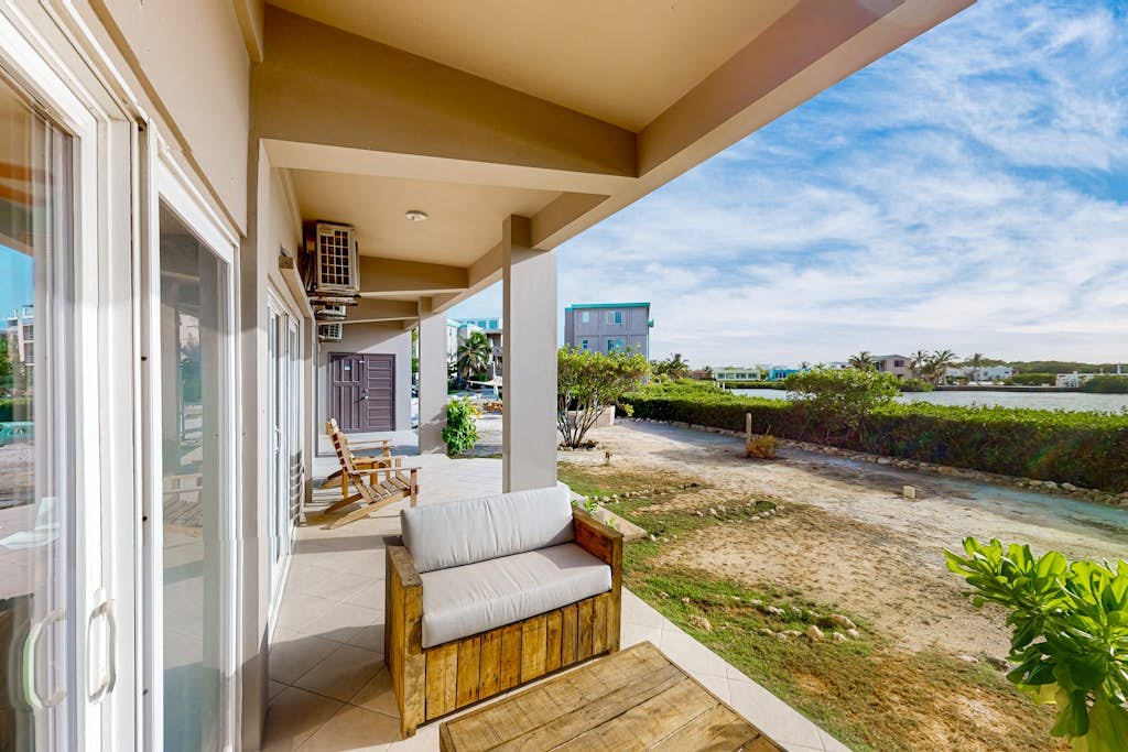 Charming lakefront apartment with stunning views of the lake