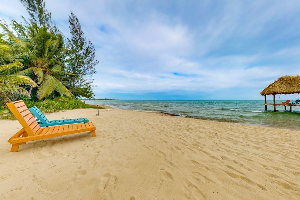 Two quiet oceanfront cabanas w/ private beach, dock, hammock, ocean view & WiFi