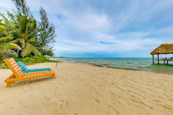 Two quiet oceanfront cabanas w/ private beach, dock, hammock, ocean view & WiFi