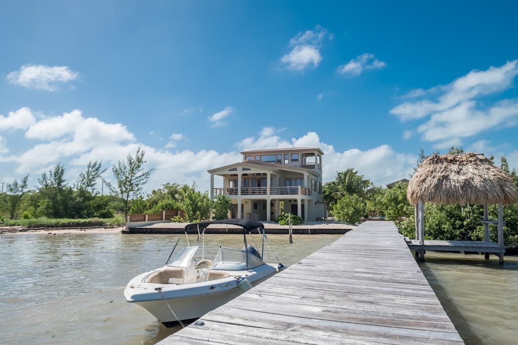 Spacious beachfront retreat with a soaking tub - pool, canoes, dock, & grill