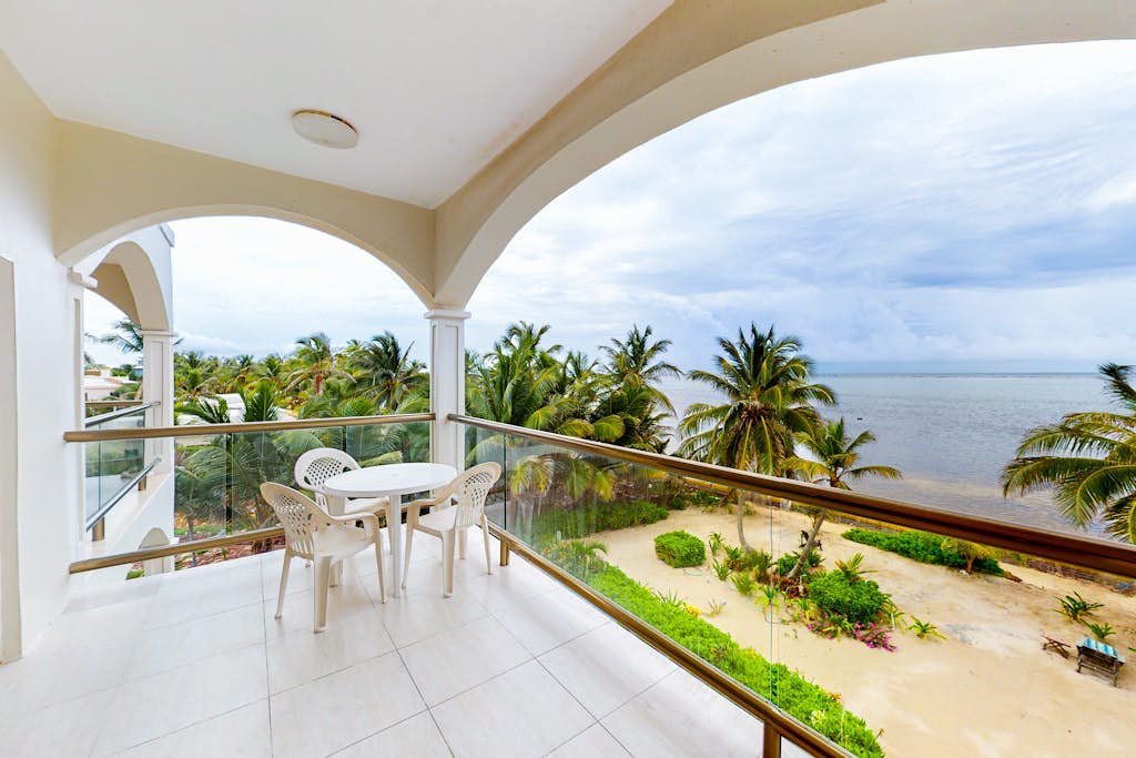 Beachfront condo with ocean views, WiFi, partial AC & shared pool/dock/kayaks