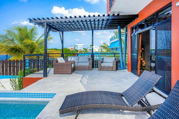 Oceanfront villa w/ inviting pool, breathtaking views, tranquil surroundings