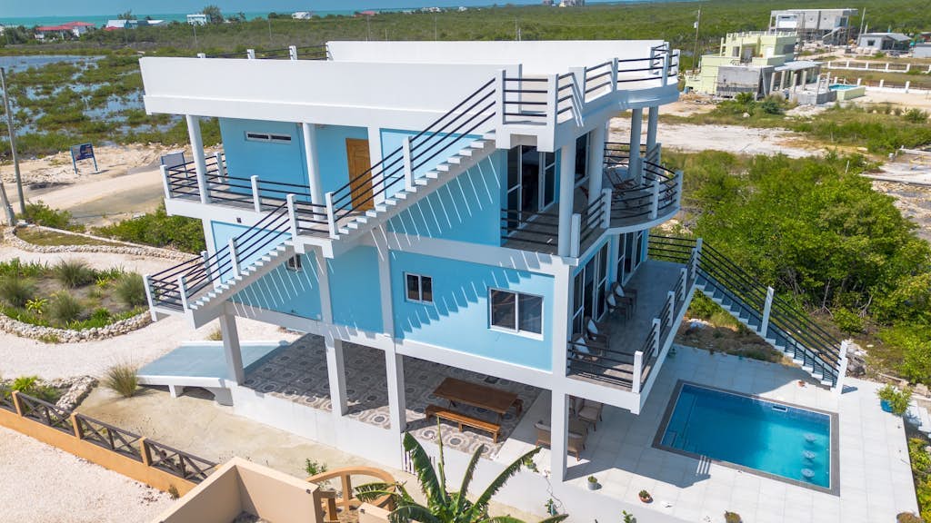 Poolside suite and second floor house at Lor-E-Lei House
