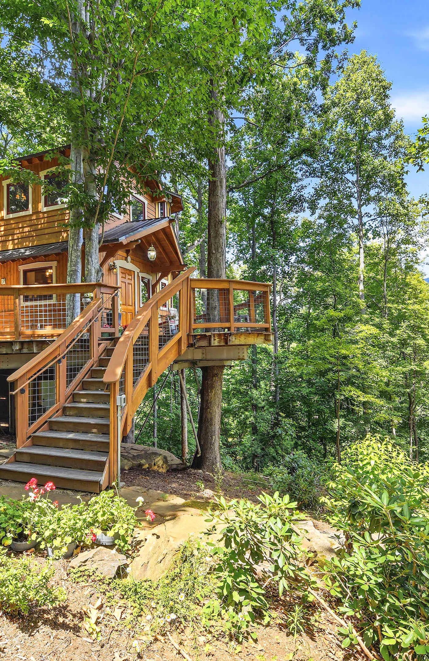 Luxury Treehouse, gas fireplace, BBQ, firepit, outdoor dining, shared creek access