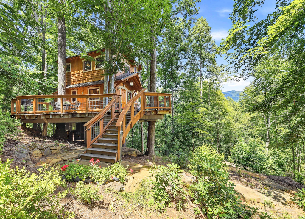 Luxury Treehouse w/ gas fireplace, BBQ, firepit, outdoor dining, shared creek access
