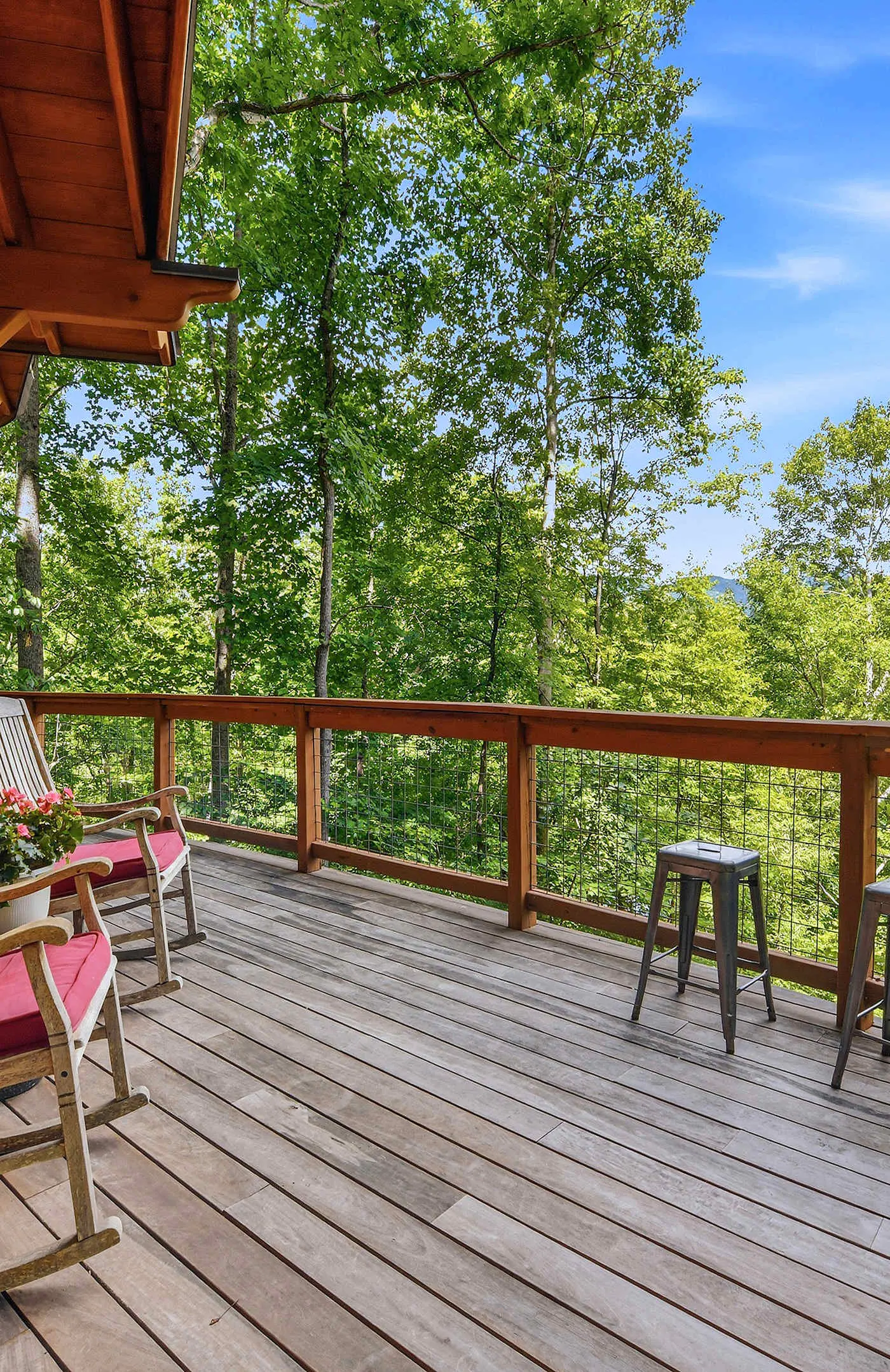 Luxury Treehouse, gas fireplace, BBQ, firepit, outdoor dining, shared creek access