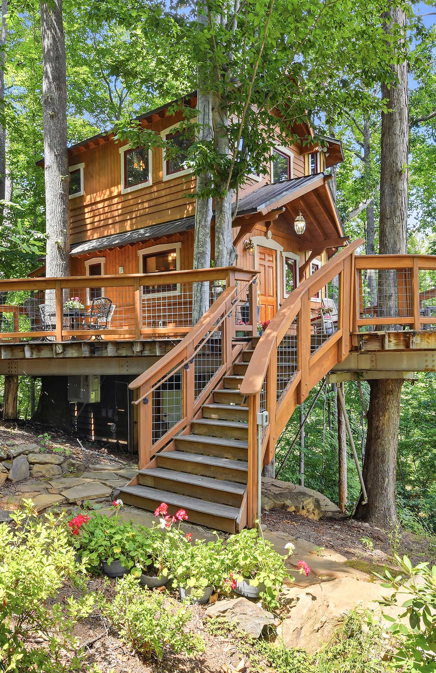 Luxury Treehouse, gas fireplace, BBQ, firepit, outdoor dining, shared creek access