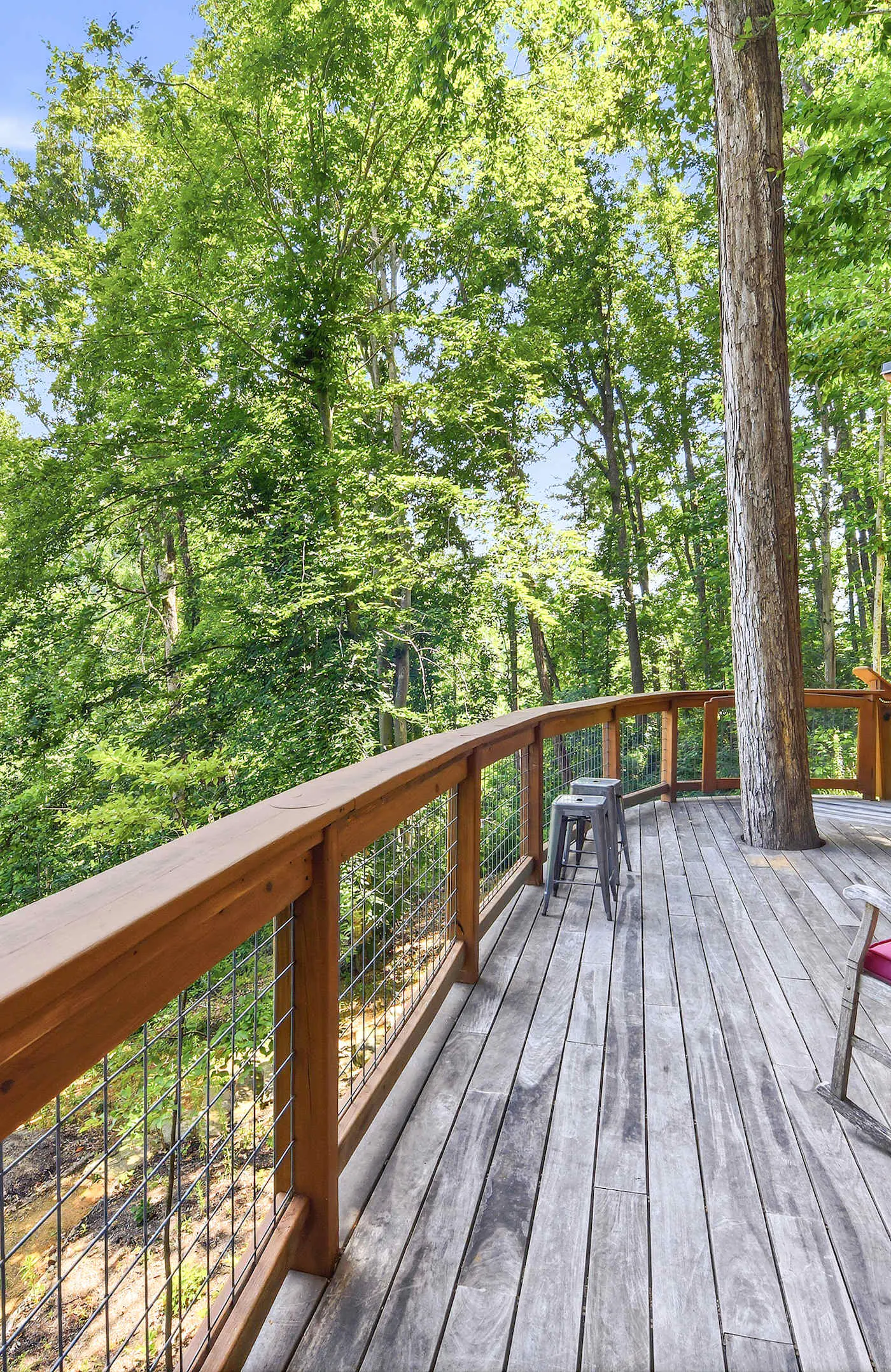 Luxury Treehouse, gas fireplace, BBQ, firepit, outdoor dining, shared creek access