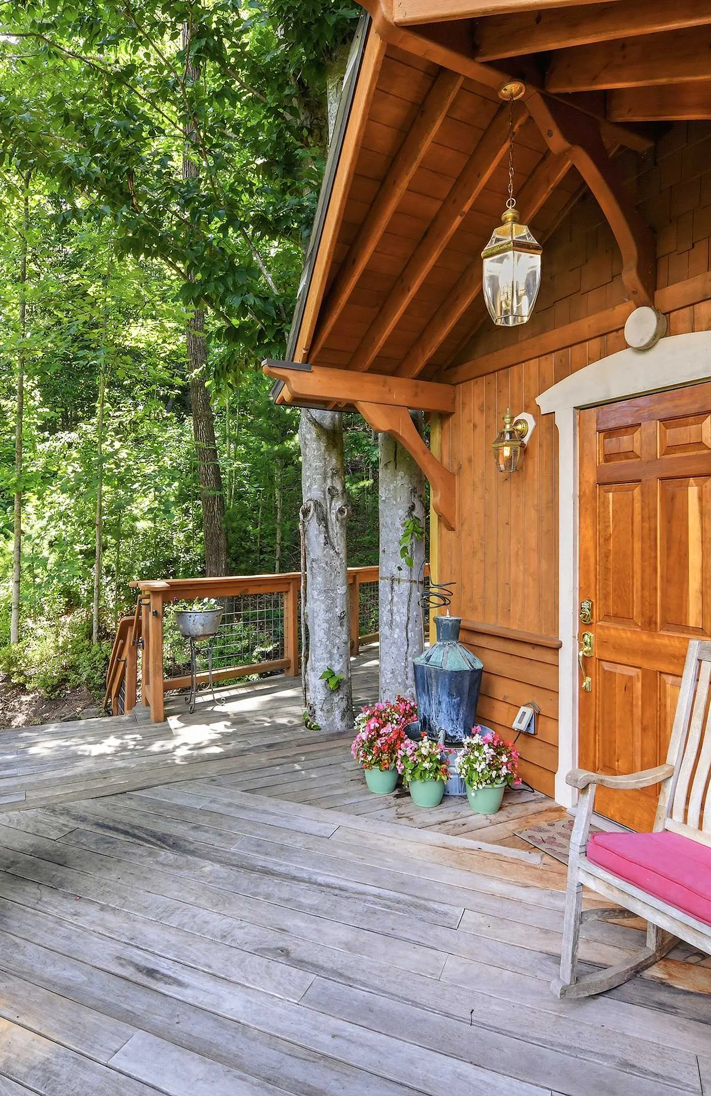 Luxury Treehouse, gas fireplace, BBQ, firepit, outdoor dining, shared creek access
