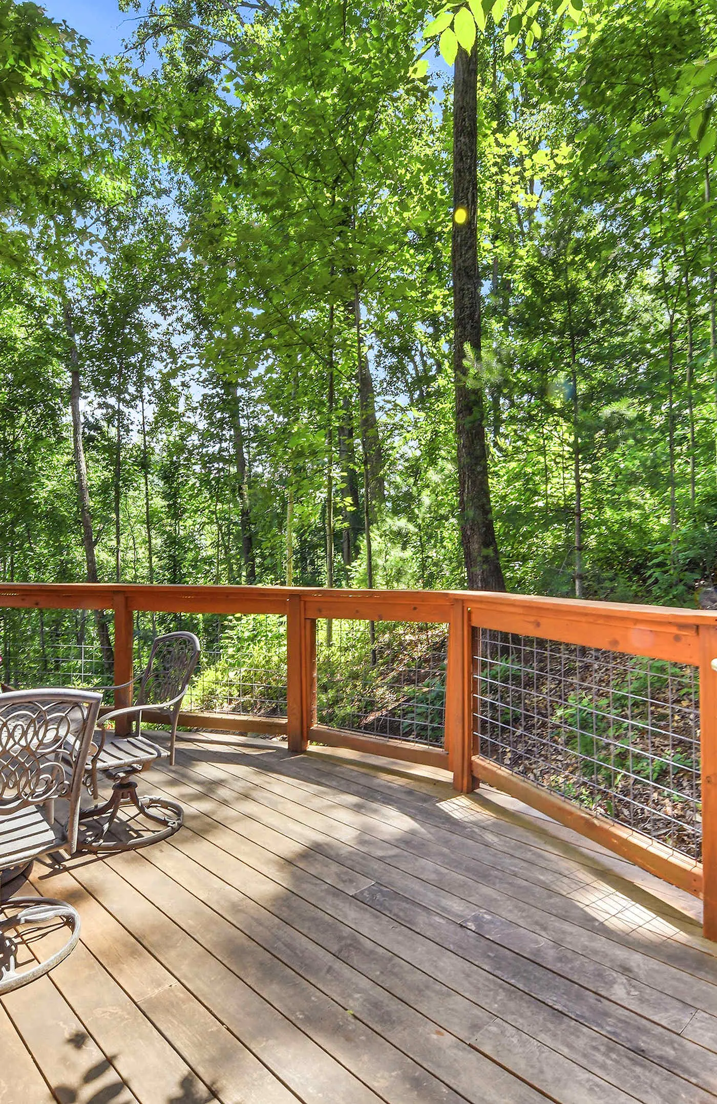 Luxury Treehouse, gas fireplace, BBQ, firepit, outdoor dining, shared creek access