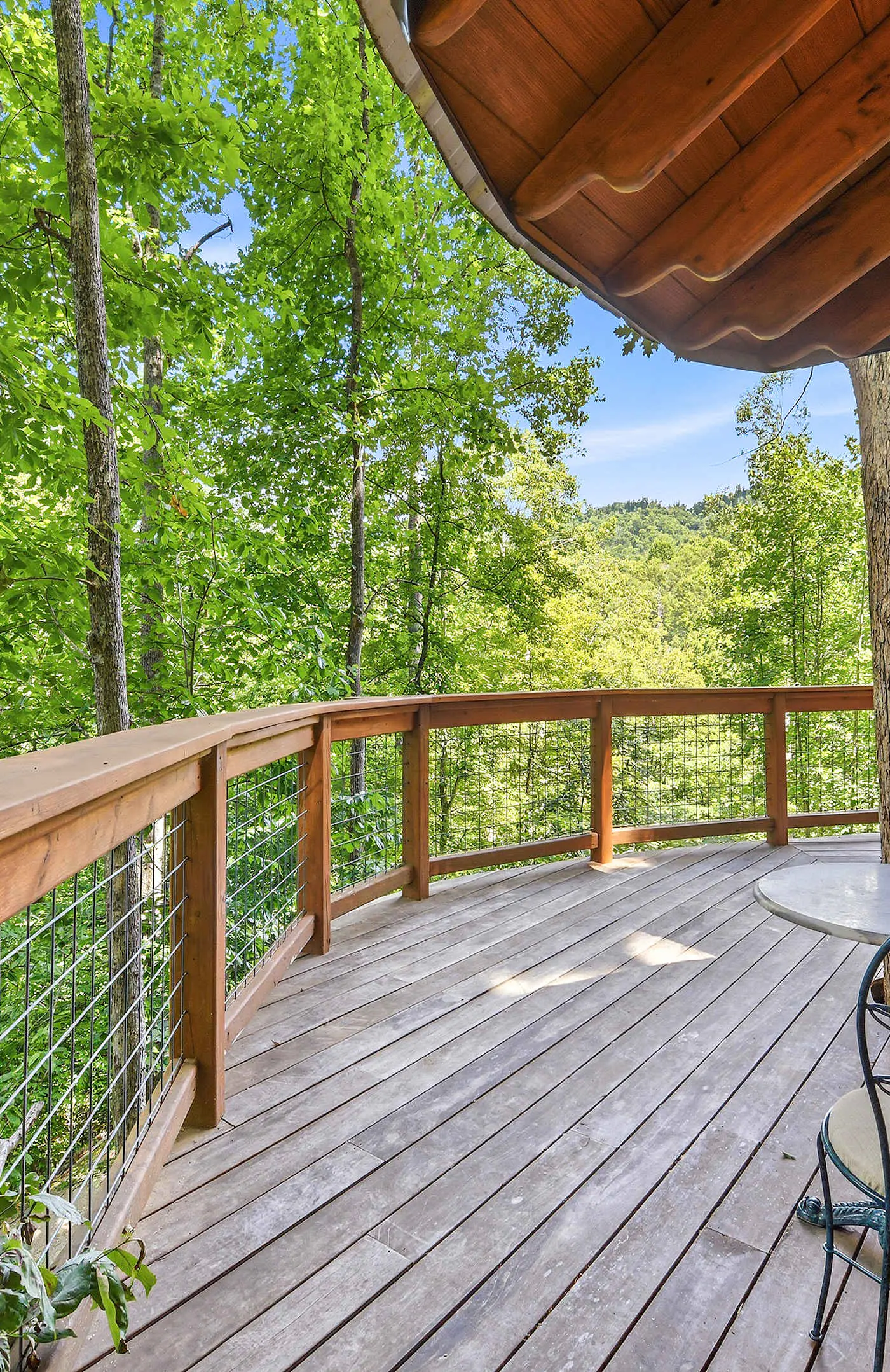 Luxury Treehouse, gas fireplace, BBQ, firepit, outdoor dining, shared creek access