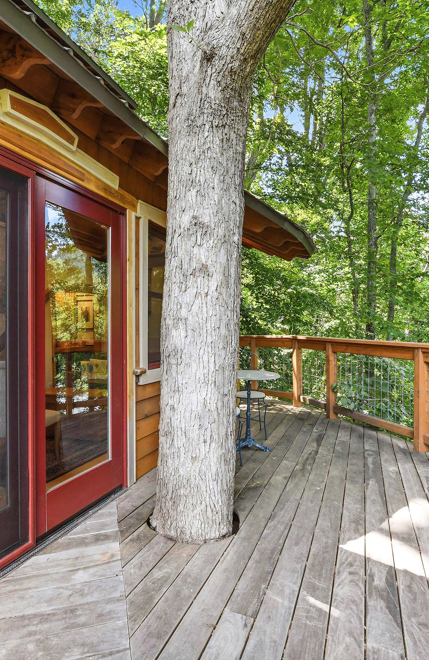 Luxury Treehouse, gas fireplace, BBQ, firepit, outdoor dining, shared creek access