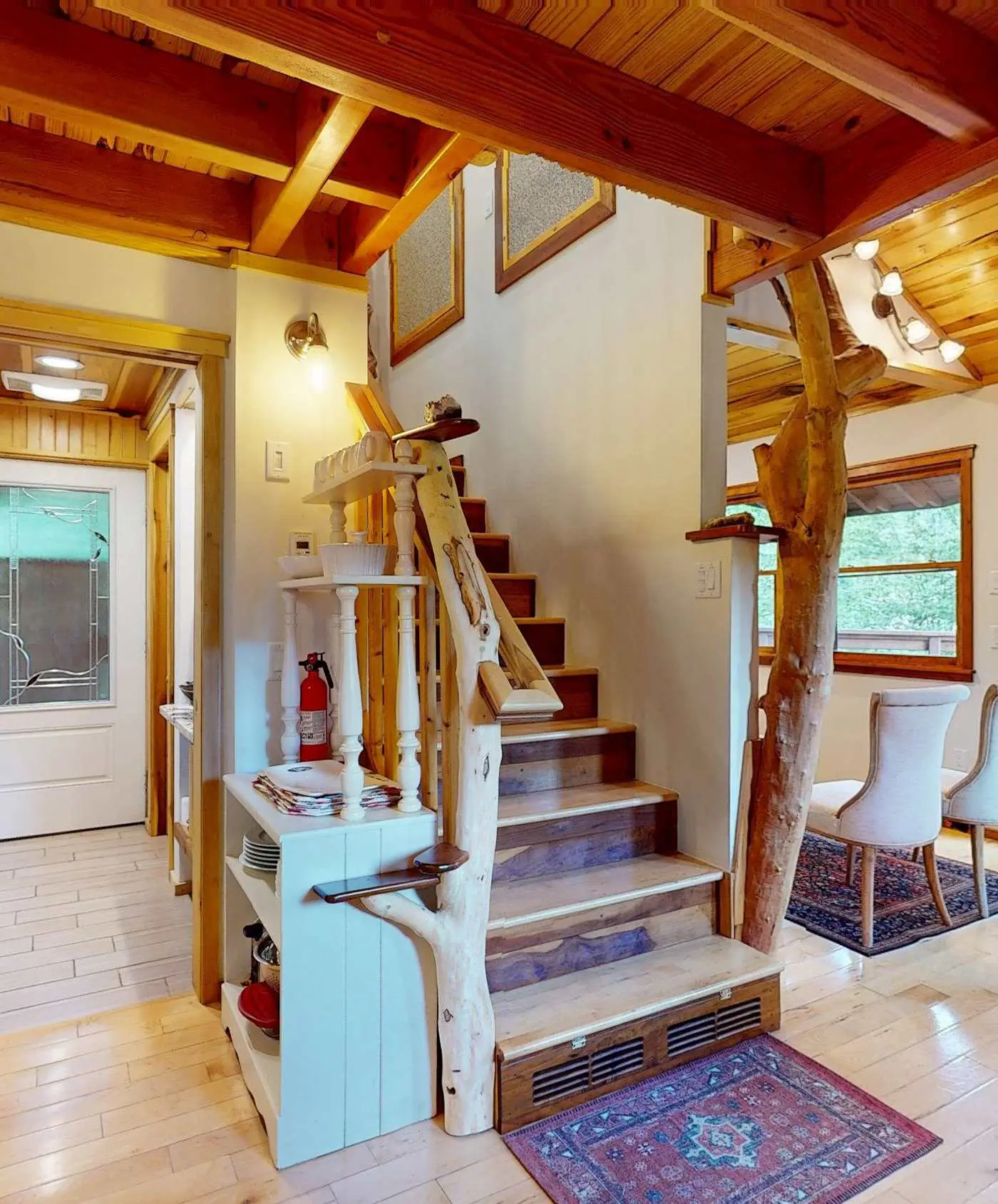 Luxury Treehouse, gas fireplace, BBQ, firepit, outdoor dining, shared creek access