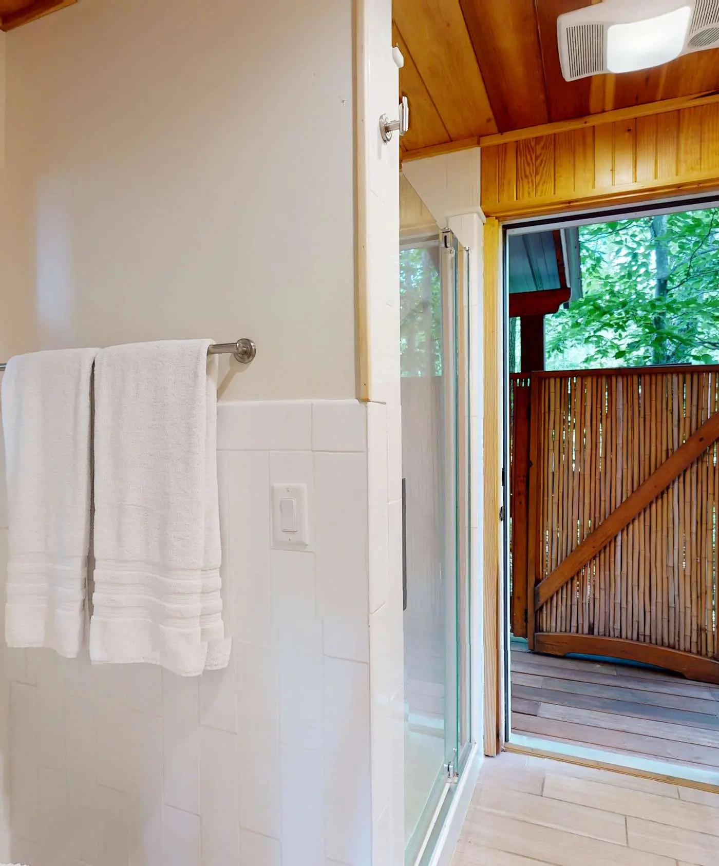 Luxury Treehouse, gas fireplace, BBQ, firepit, outdoor dining, shared creek access