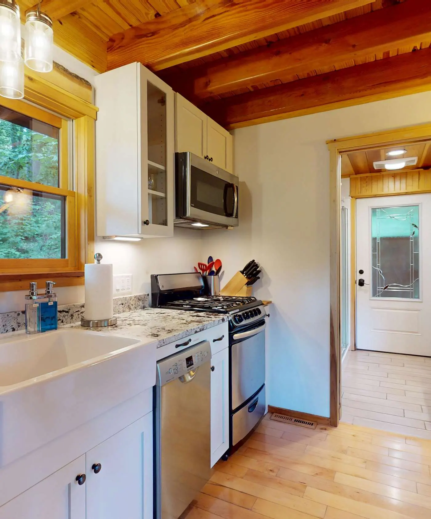 Luxury Treehouse, gas fireplace, BBQ, firepit, outdoor dining, shared creek access