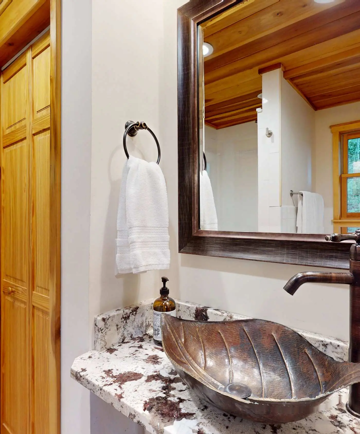 Luxury Treehouse, gas fireplace, BBQ, firepit, outdoor dining, shared creek access