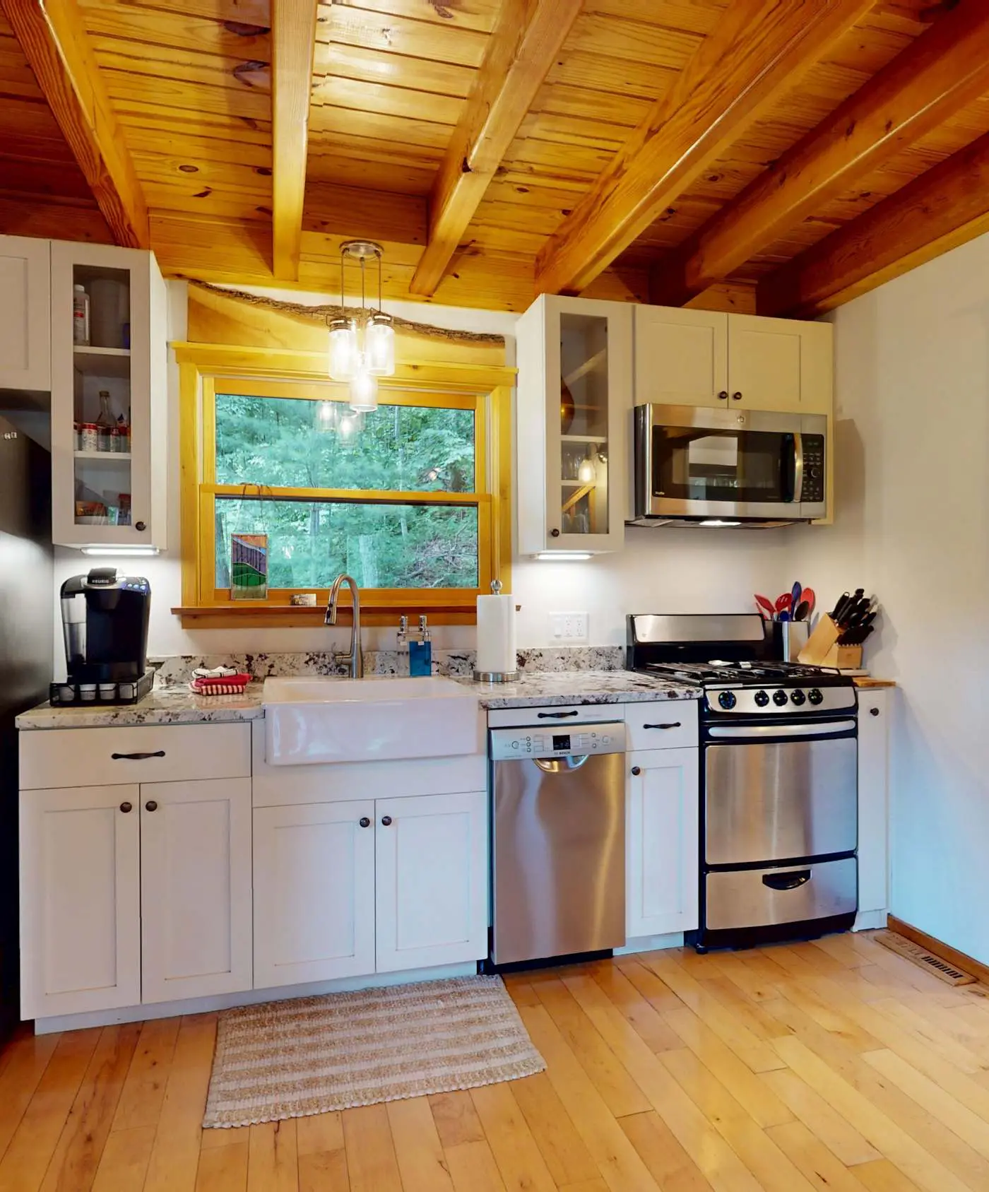 Luxury Treehouse, gas fireplace, BBQ, firepit, outdoor dining, shared creek access