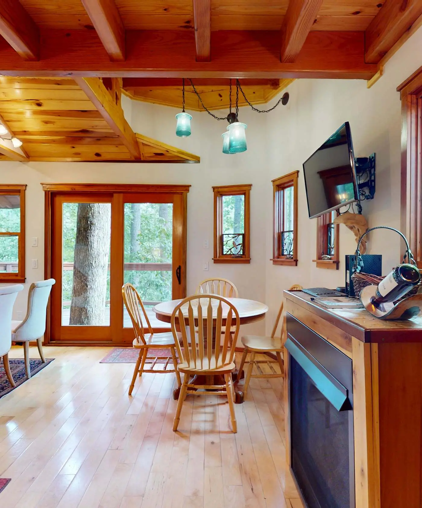 Luxury Treehouse, gas fireplace, BBQ, firepit, outdoor dining, shared creek access