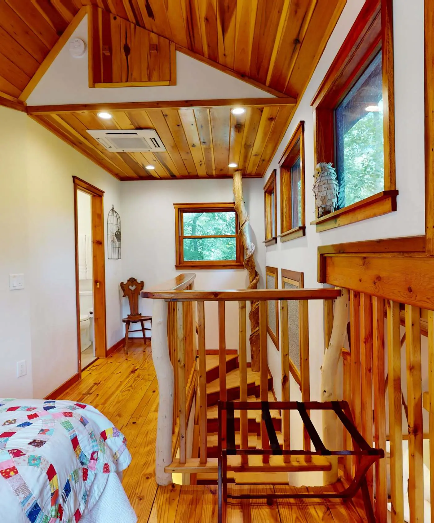 Luxury Treehouse, gas fireplace, BBQ, firepit, outdoor dining, shared creek access