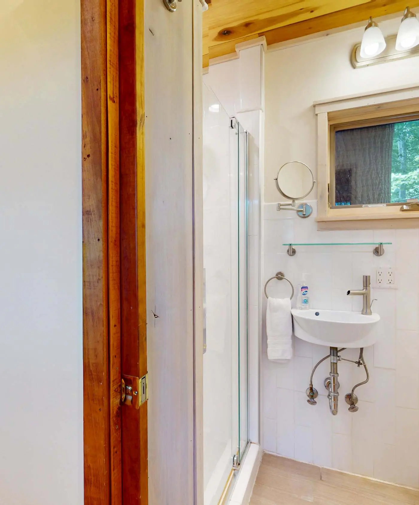 Luxury Treehouse, gas fireplace, BBQ, firepit, outdoor dining, shared creek access