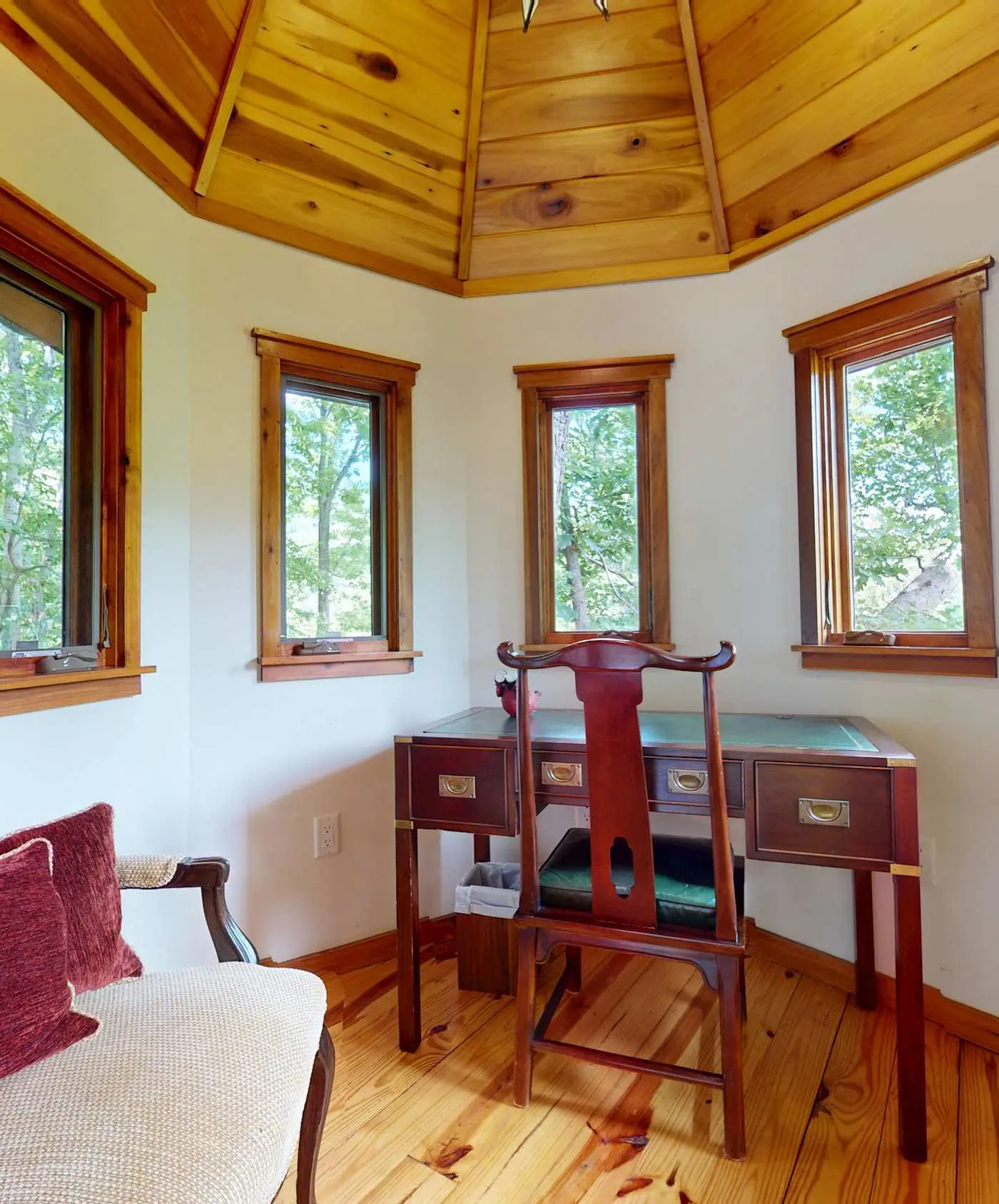 Luxury Treehouse, gas fireplace, BBQ, firepit, outdoor dining, shared creek access
