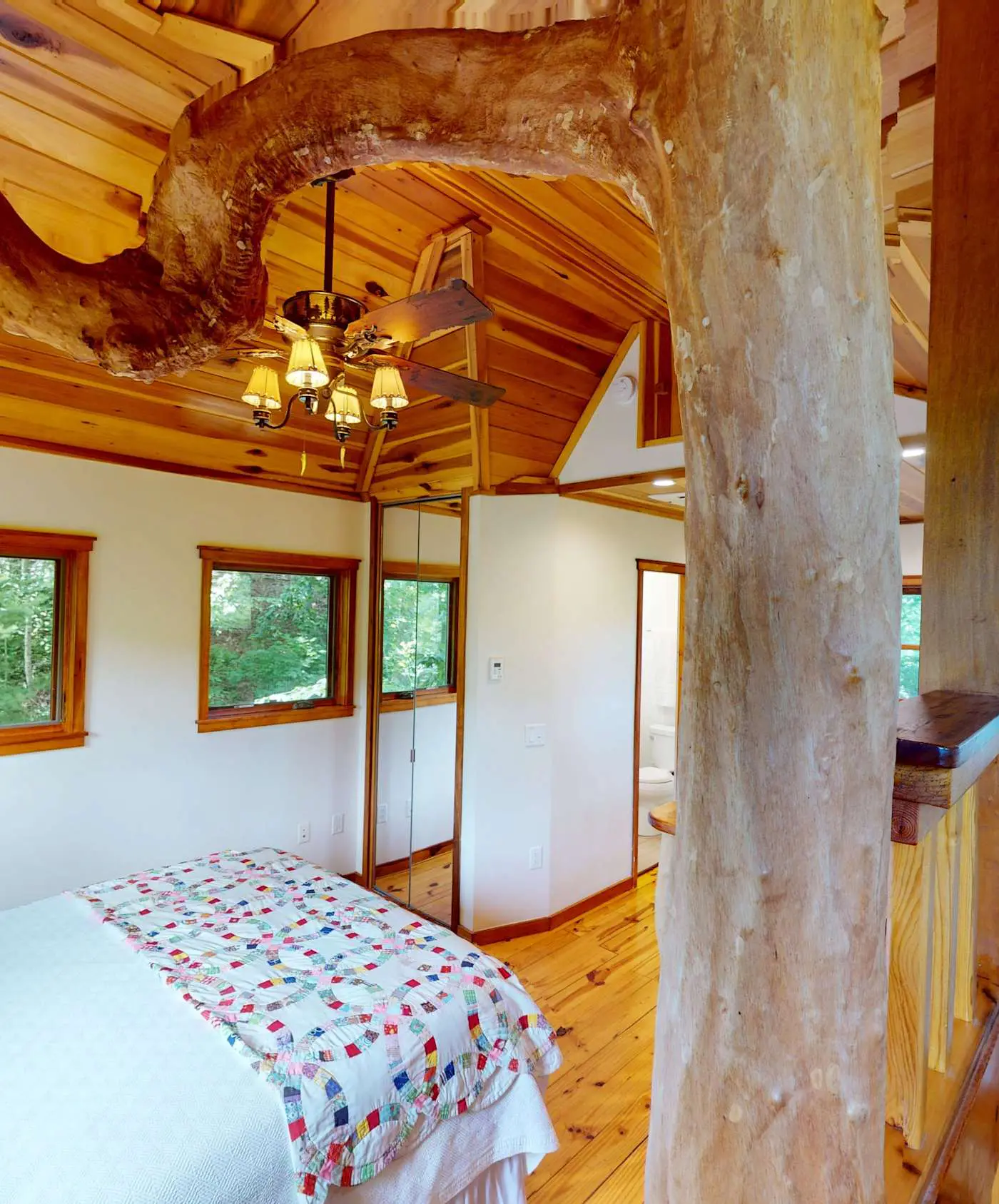Luxury Treehouse, gas fireplace, BBQ, firepit, outdoor dining, shared creek access