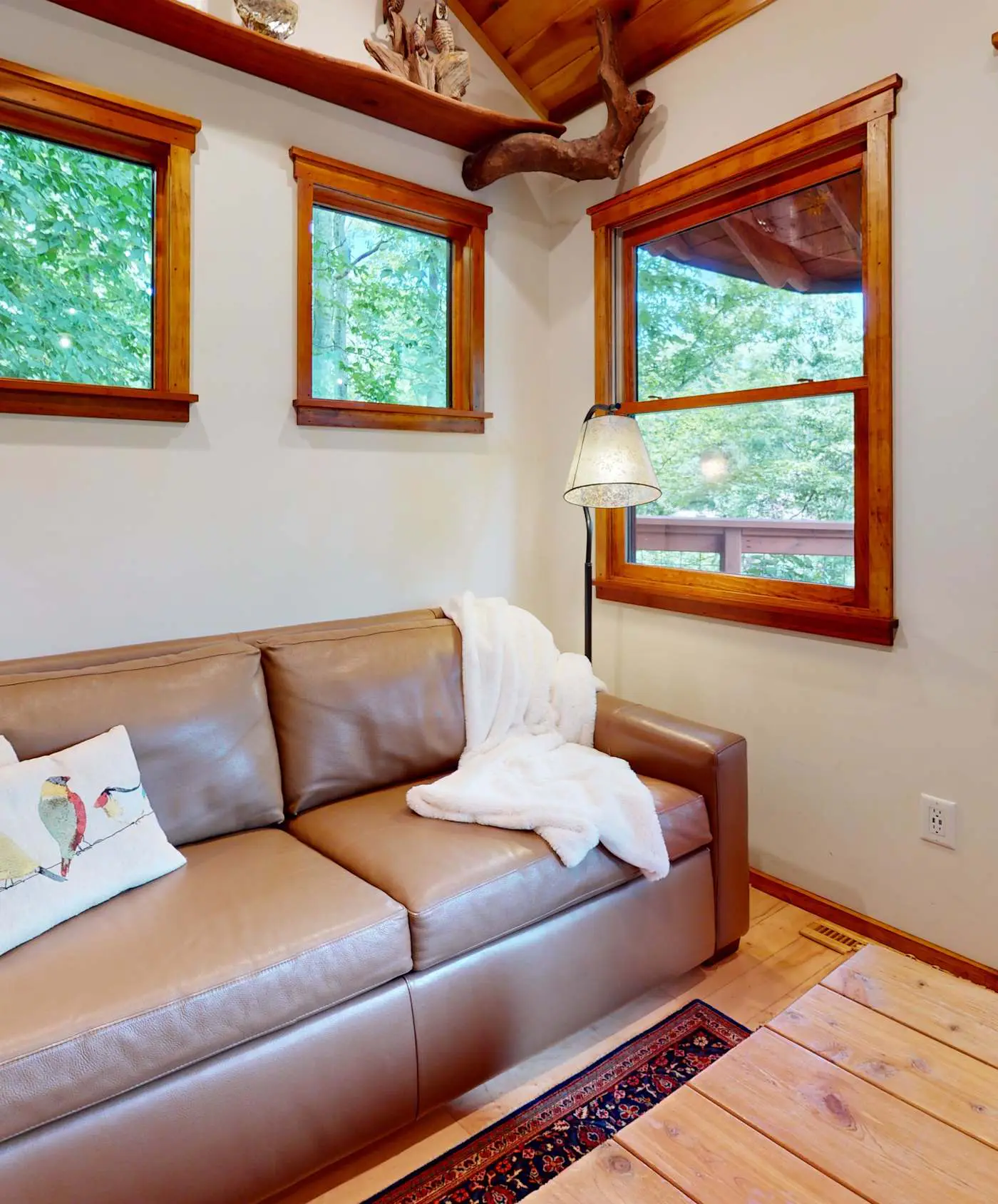 Luxury Treehouse, gas fireplace, BBQ, firepit, outdoor dining, shared creek access
