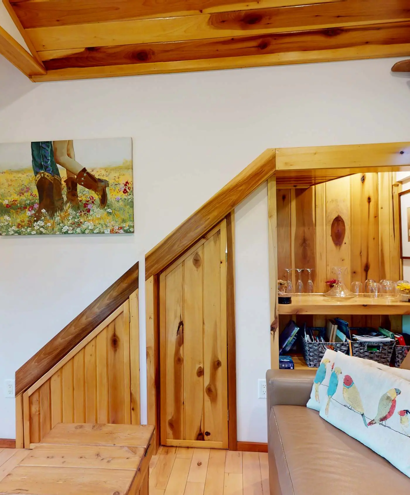 Luxury Treehouse, gas fireplace, BBQ, firepit, outdoor dining, shared creek access