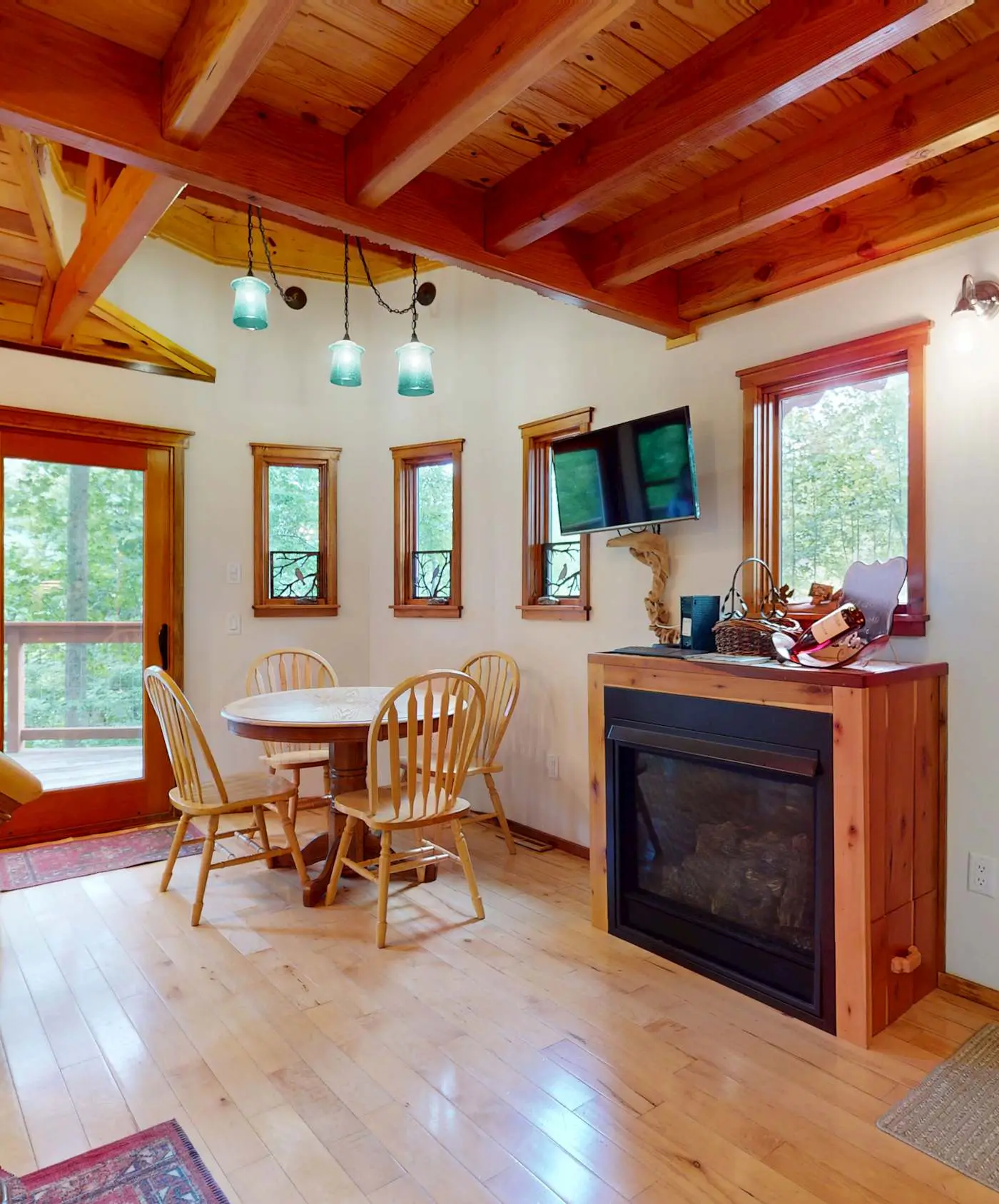 Luxury Treehouse, gas fireplace, BBQ, firepit, outdoor dining, shared creek access