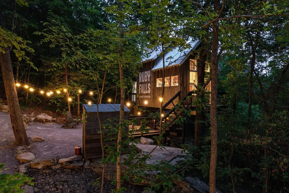Treetop Hideaways - The Redbud Treehouse