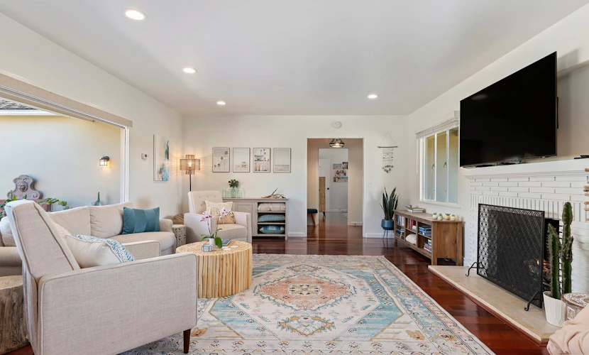 Beautiful Bella Luna, near the beach, Sleeps 6 with Jacuzzi and Firepit!