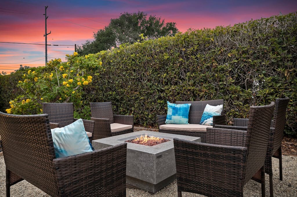 Beautiful Bella Luna, near the beach, Sleeps 6 with Jacuzzi and Firepit!