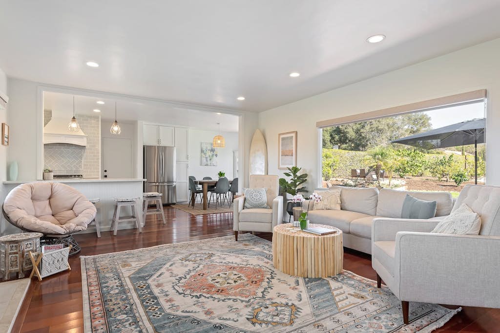 Beautiful Bella Luna, near the beach, Sleeps 6 with Jacuzzi and Firepit!