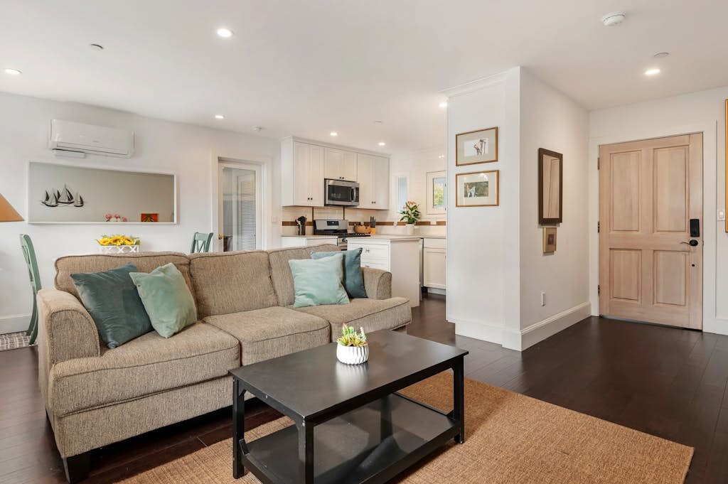 Gorgeous California Comfort - King Bed - Walk to Downtown and Parks!